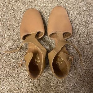 Pedini tan jazz shoes